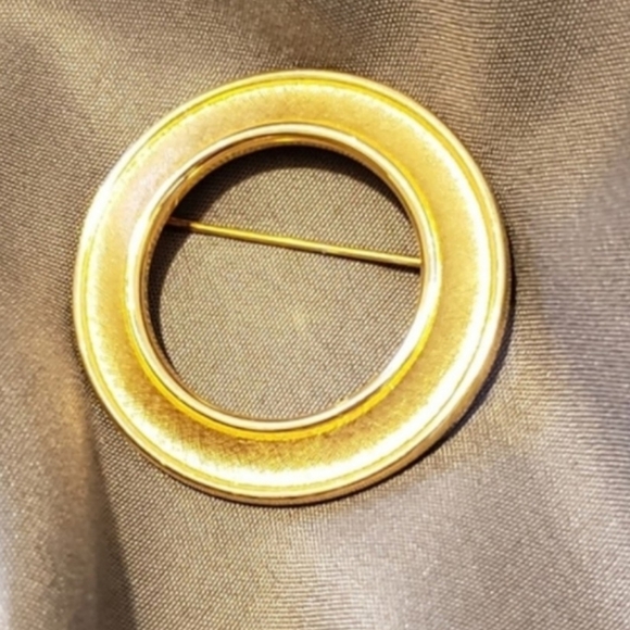 Crown Trifari Stamped Gold Etched Brooch Circle Vintage Classic Heirloom - Picture 1 of 12